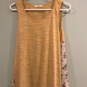 NWOT Le Lis gold and flower pattern flowing top
